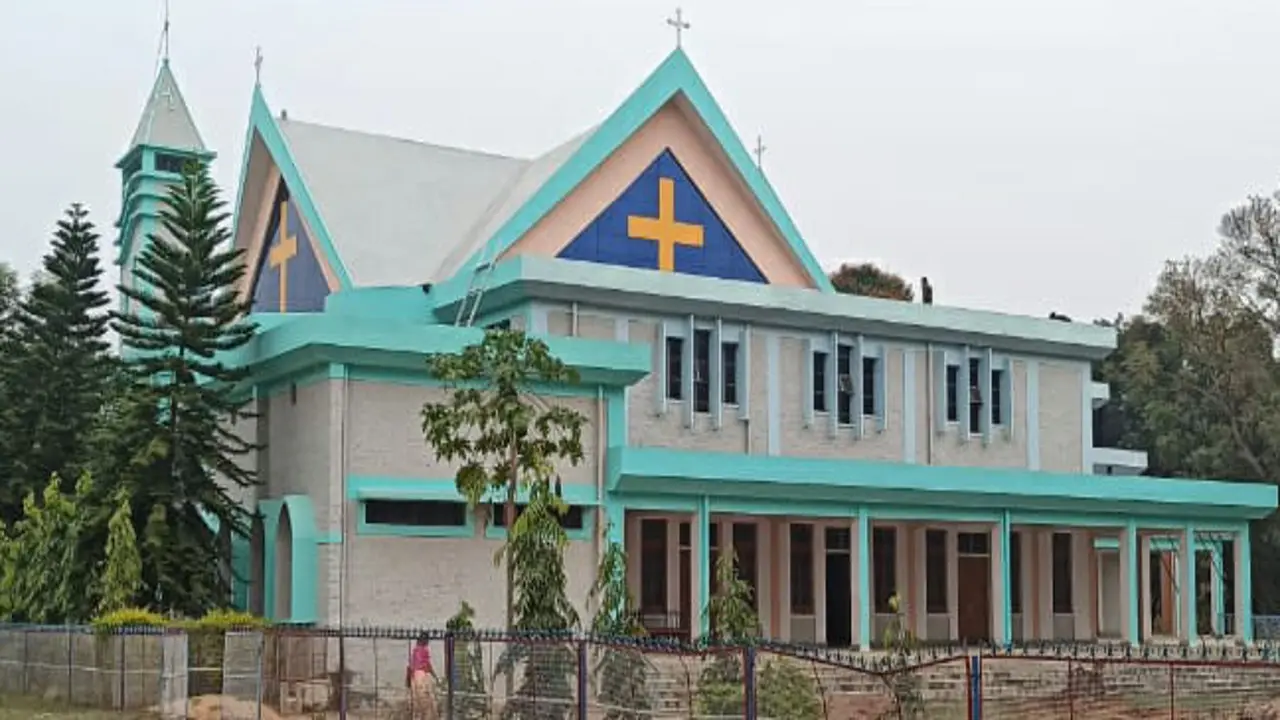 Merry Christmas: प्रभु यीशु के आगमन की तैयारी में जुटे इसाई मिशनरी, गुमला के सभी चर्चों की सजावट शुरू