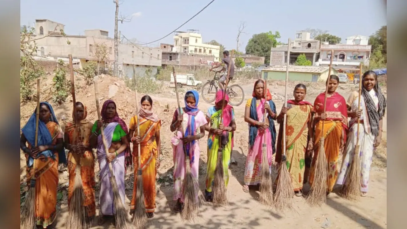 झारखंड : महिलाओं में बदलाव देखना हो तो गुमला आइये, हड़िया-दारू बेचना छोड़ शहर को सुदंर बनाने में जुटी