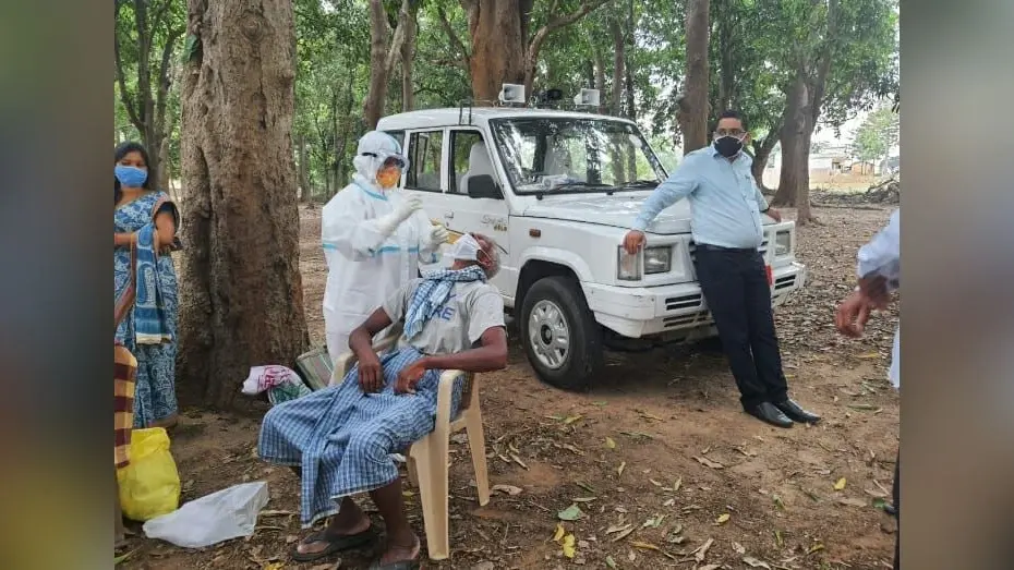 प्रभात खबर इंपैक्ट : कोरोना काल में झाड़ फूंक करा रहे थे गुमला के ममरला के ग्रामीण, पेड़ के नीचे लगा कोरोना जांच कैंप