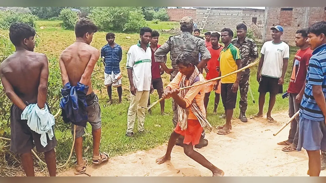 Gumla News: आठवीं की छात्रा से गैंगरेप, आरोपियों को ग्रामीणों ने बीच सड़क पर बांधकर पीटा