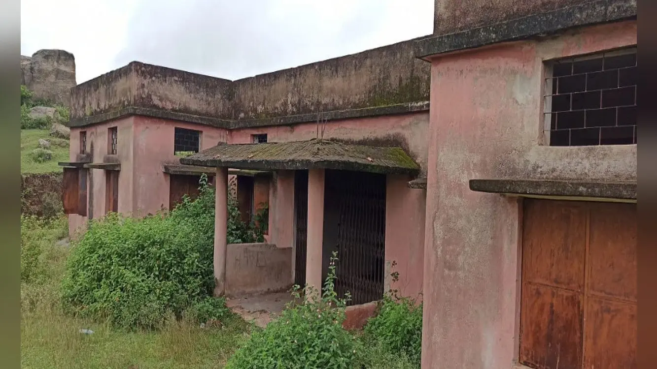 गुमला में करोड़ों रुपये की लागत से बना सांस्कृतिक भवन बिना उपयोग के हो रहा जर्जर