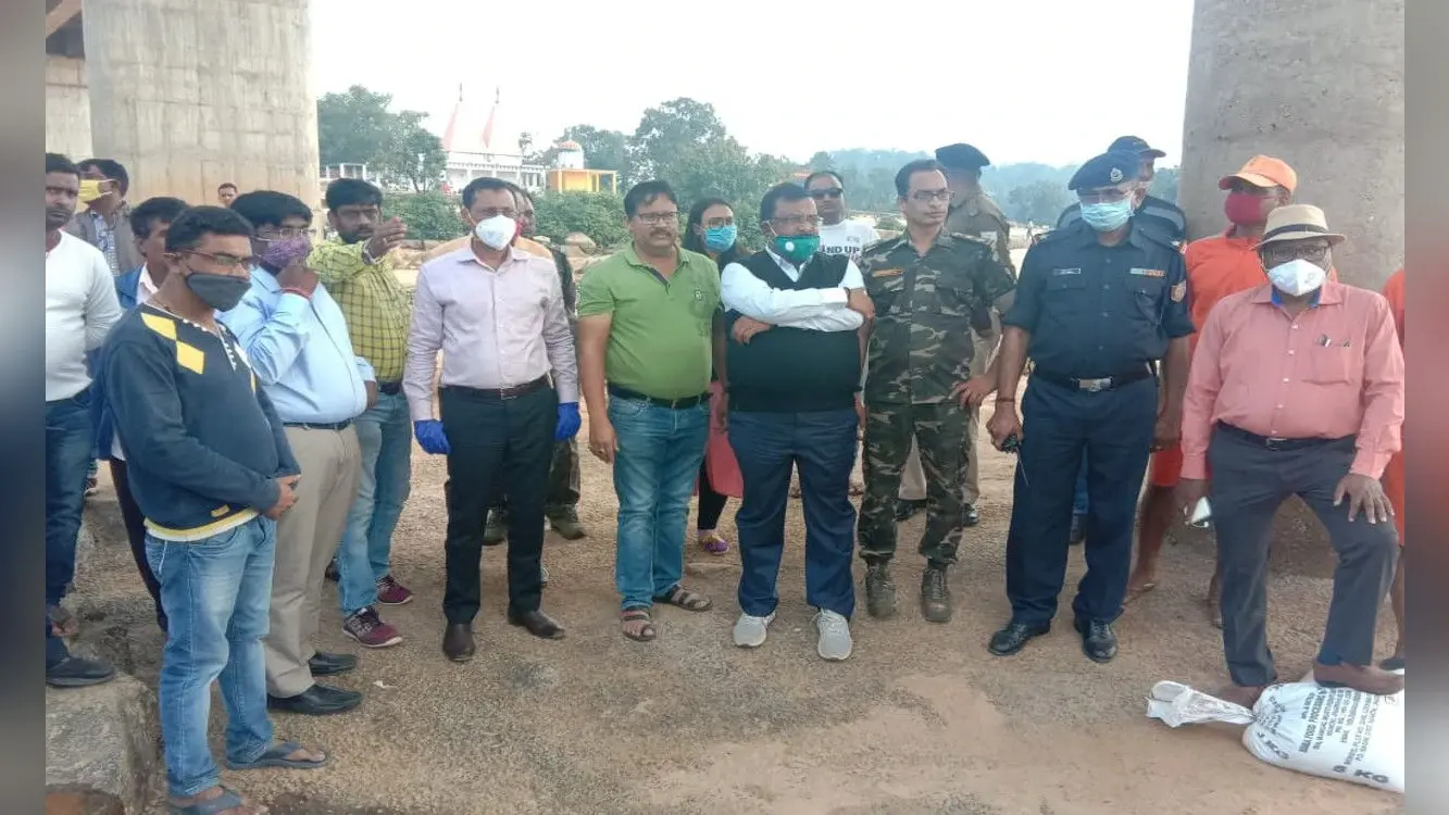 जाली व बोरा बांध के सहारे हीरादह नदी के तेज बहाव को मोड़ने की कोशिश, 3 युवकों का अब तक नहीं चला पता