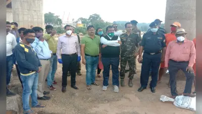 जाली व बोरा बांध के सहारे हीरादह नदी के तेज बहाव को मोड़ने की कोशिश, 3 युवकों का अब तक नहीं चला पता