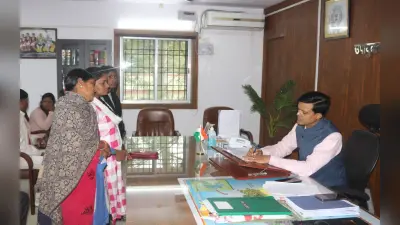 सर, हम जिंदा हैं, फिर भी मृत बताकर राशन कार्ड किया रद्द, दर्जनों महिलाओं ने गुमला DC से लगायी गुहार