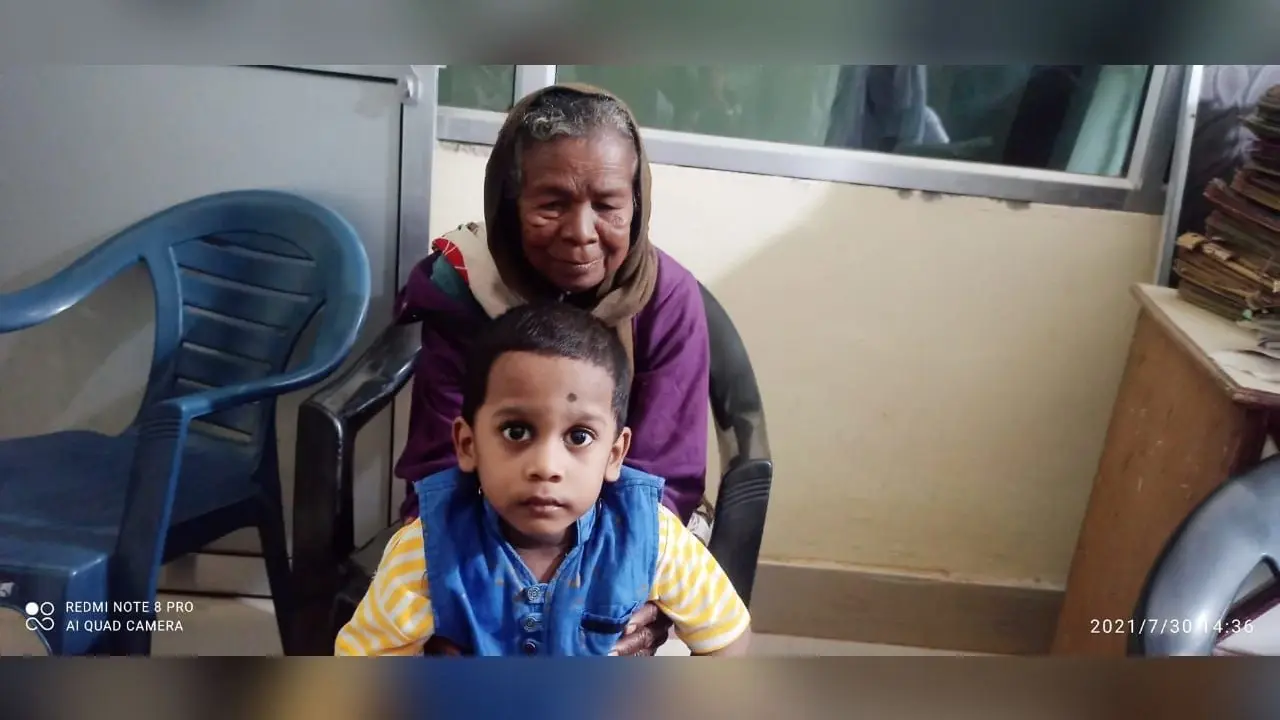 मां-पिता की मौत के बाद कुपोषित पोते के दूध के लिए दादी ने रख दी थी जमीन गिरवी, अब खुद करेंगी परवरिश