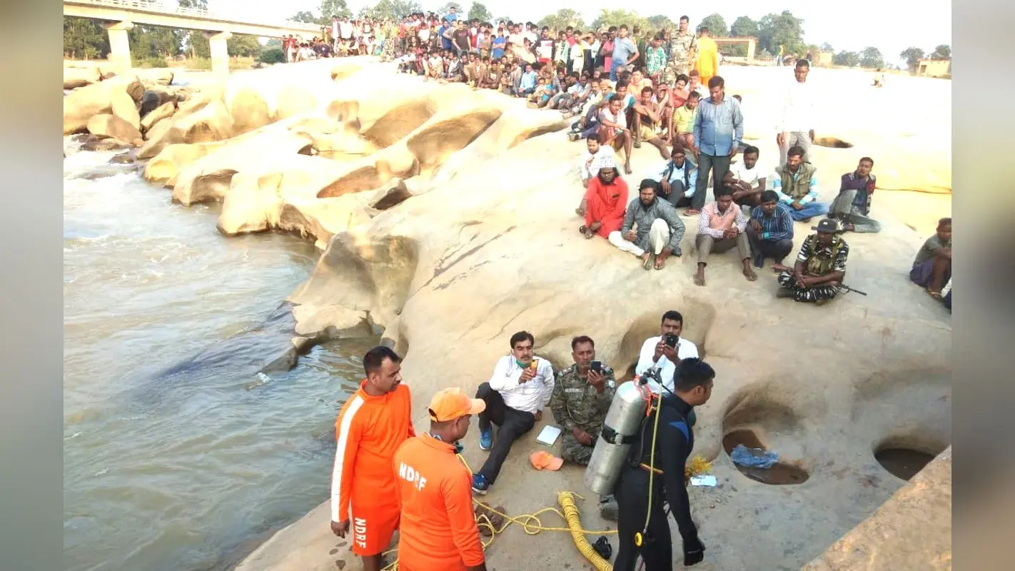 Gumla News: 48 घंटे बाद भी नदी में डूबे तीन युवकों का पता नहीं, हीरादह के कुंड देख डरे NDRF के जवान