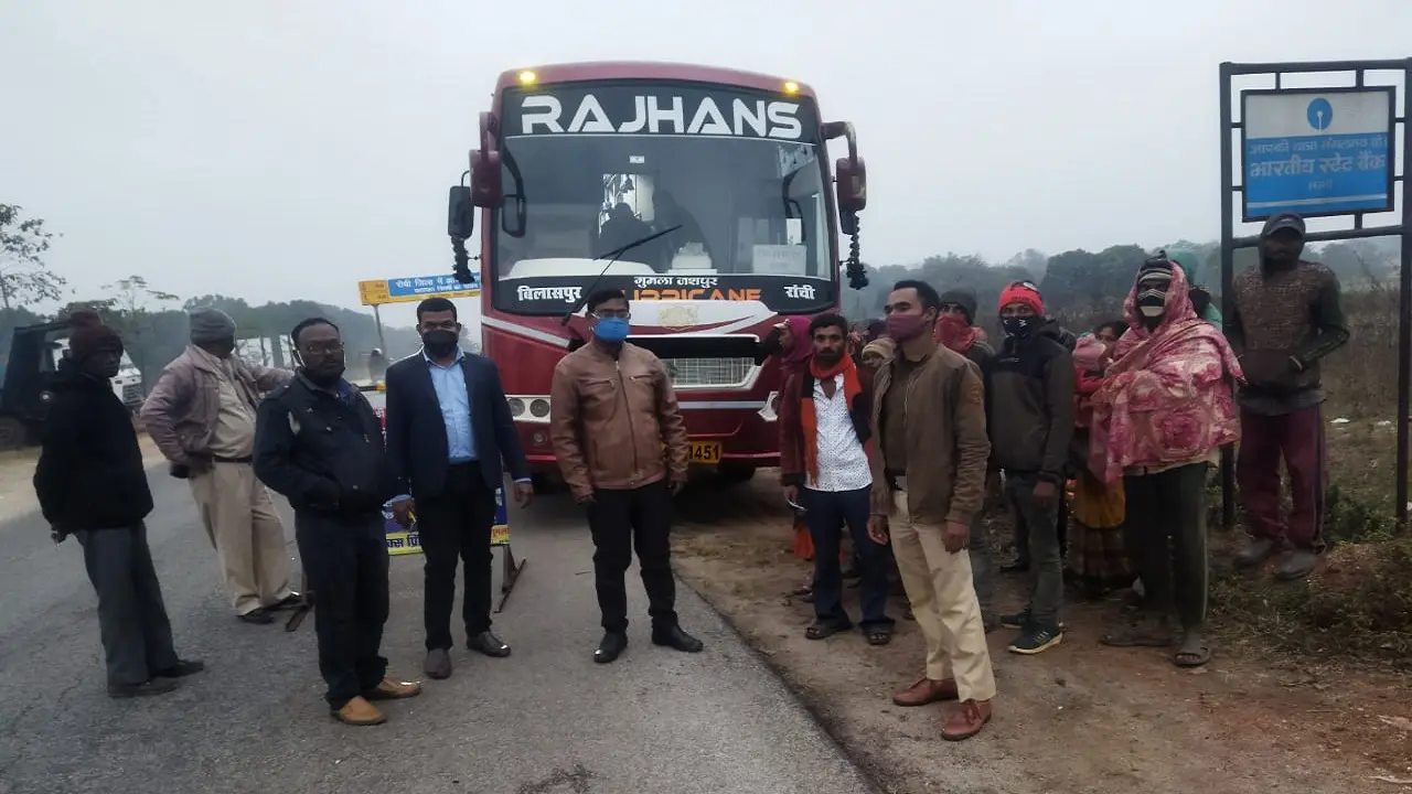 Jharkhand News: झारखंड के ईंट भट्ठे से छत्तीसगढ़ के 32 मजदूर कराये गये मुक्त, बस से सुरक्षित भेजे गये घर