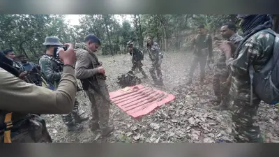 झारखंड में नदी किनारे जमीन के नीचे से मिली 7 बंदूकें, एसपी ने नक्सली रवींद्र गंझू को दी चेतावनी