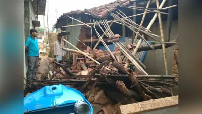 Jharkhand Monsoon News : Monsoon की लगातार बारिश से आधा दर्जन मिट्टी के घर ध्वस्त, वज्रपात से किसान की मौत