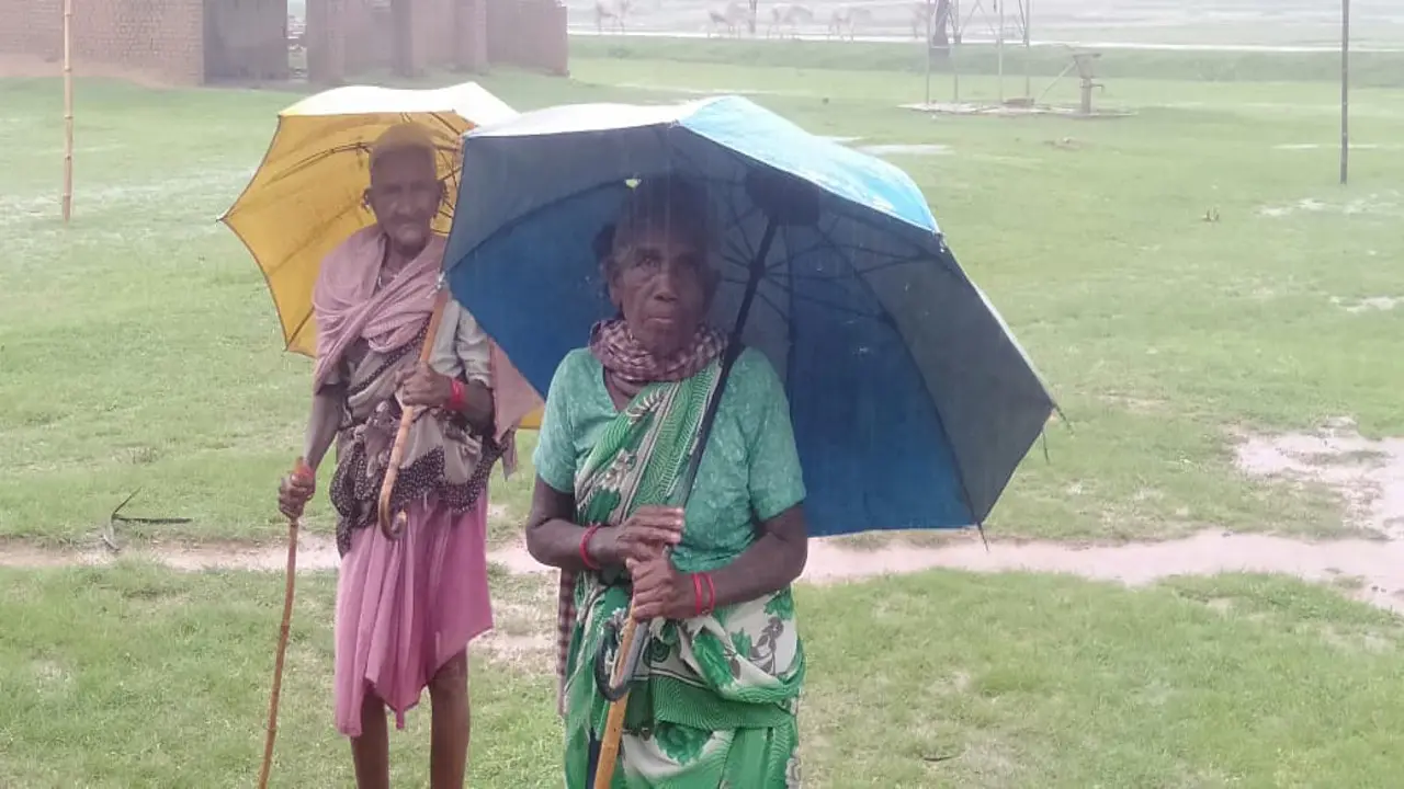भारी बारिश भी नहीं रोक सका कोरोना टीका लेने से इन दो वृद्ध महिलाओं को, दो किमी पैदल चल कर पूरा किया दूसरा डोज