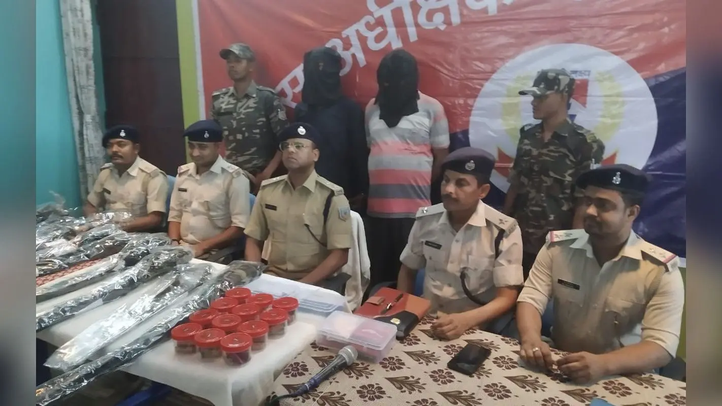 झारखंड : गुमला पुलिस का बड़ा खुलासा, राज्य के कई जिलों में अवैध हथियार के सहारे बैंकों की हो रही सुरक्षा