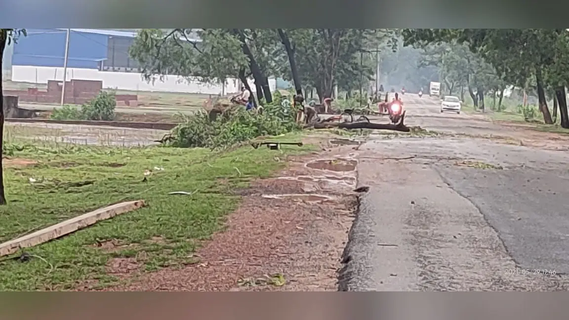 Jharkhand Weather News : झारखंड में बदला मौसम का मिजाज, गुमला में तेज आंधी-बारिश व वज्रपात का कहर, एक युवक की मौत, कई घर हो गये ध्वस्त