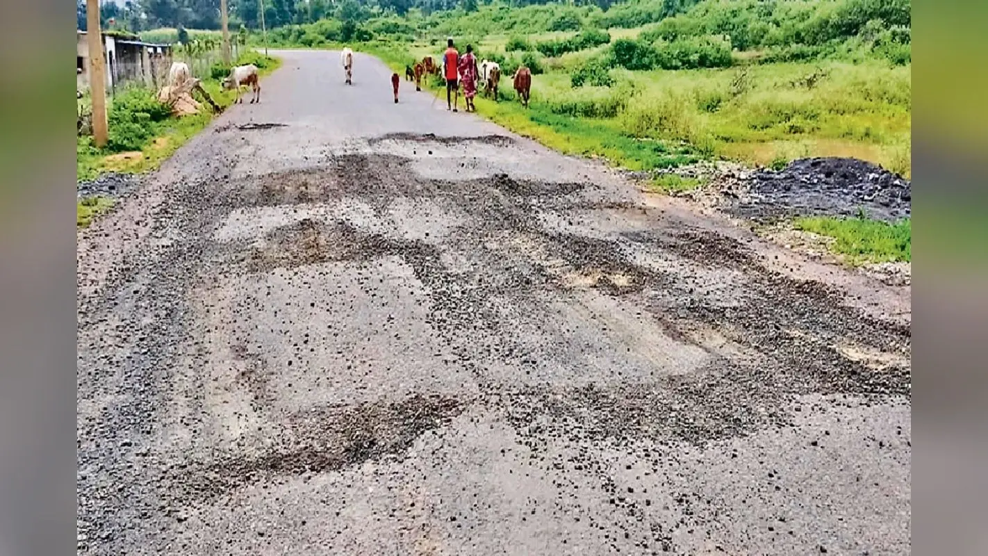 गुमला : पहली बरसात भी नहीं झेल सकी 72.46 करोड़ की बन रही सड़क, ग्रामीण बोले- भ्रष्टाचार की चढ़ गयी भेंट