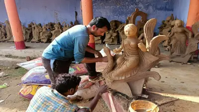 लोहरदगा जिले में सरस्वती पूजा कल, प्रतिमा को अंतिम रूप देने में जुटे मूर्तिकार, युवा उत्साहित