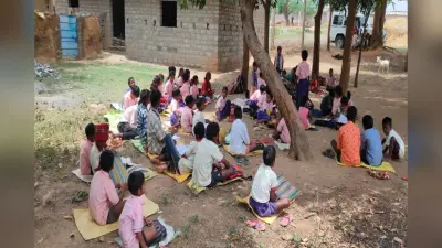 गुमला के स्कूल में भवन की छत न गिर जाये, इसलिए बच्चे बाहर बैठ कर करते हैं पढ़ाई, एक कमरे में लग गया ताला