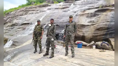 10 लाख के इनामी नक्सली कमांडर शनिचर के घर पहुंचे गुमला SP, परिजन से उसे सरेंडर कराने की अपील की