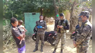 इनामी नक्सलियों के परिजन से मिले गुमला एसपी, बेटों को सरेंडर करने की दी नसीहत