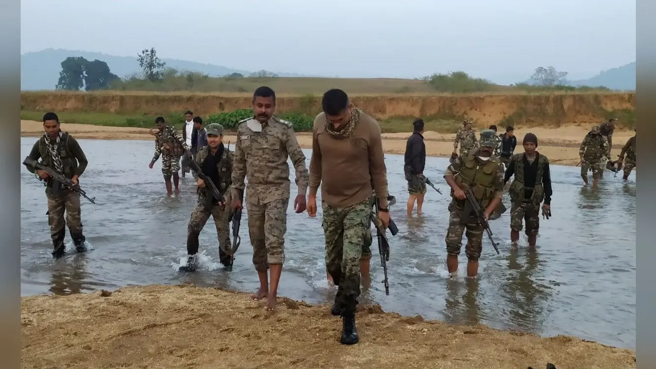 इनामी नक्सलियों की खोज में खुद मोर्चा संभाले गुमला एसपी, सर्च ऑपरेशन में नदी पार कर पैदल पहुंचे कई गांव