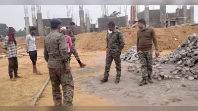 नक्सलियों की तलाश में जंगलों व पहाड़ों की खाक छानने पहुंचे गुमला के एसपी, ग्रामीणों से बोले, माओवादियों की सूचना दें, इनाम लें