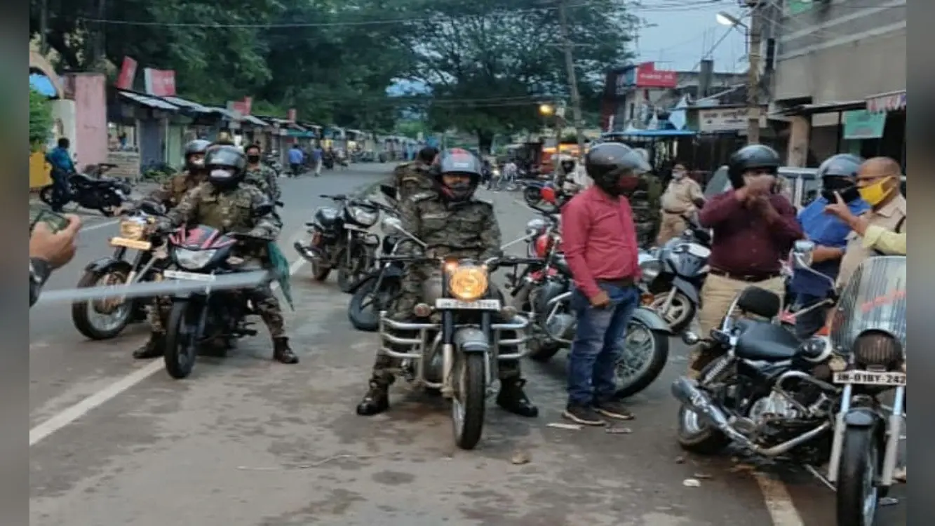 गुमला शहर को अपराध मुक्त बनाने एसपी निकले सड़क पर, कई जगह की छापेमारी