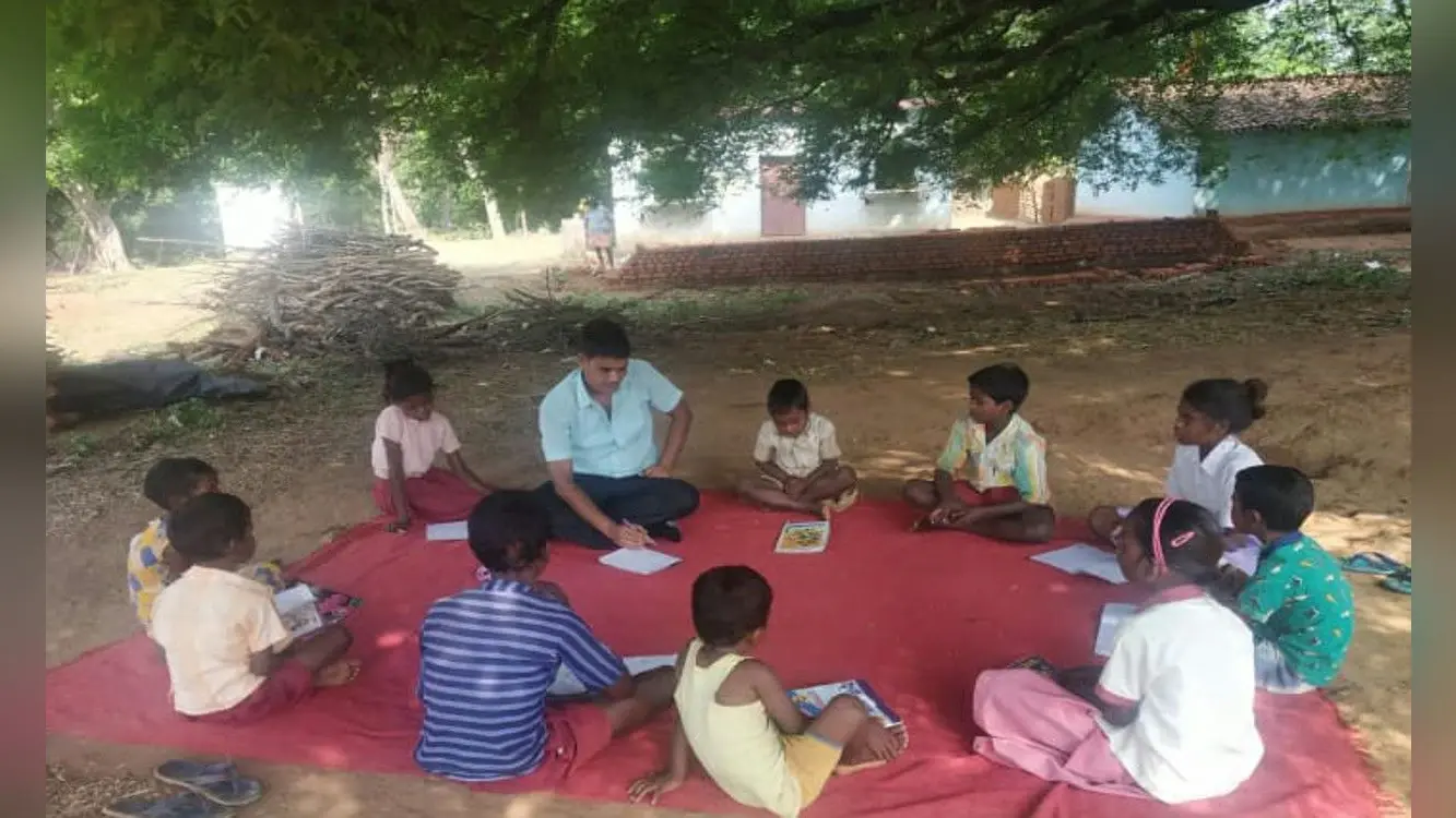 Teachers Day 2020 : लॉकडाउन में 3 शिक्षकों ने गांव- गांव घूम कर बच्चों को पढ़ाया, पेड़ के नीचे लगायी पाठशाला