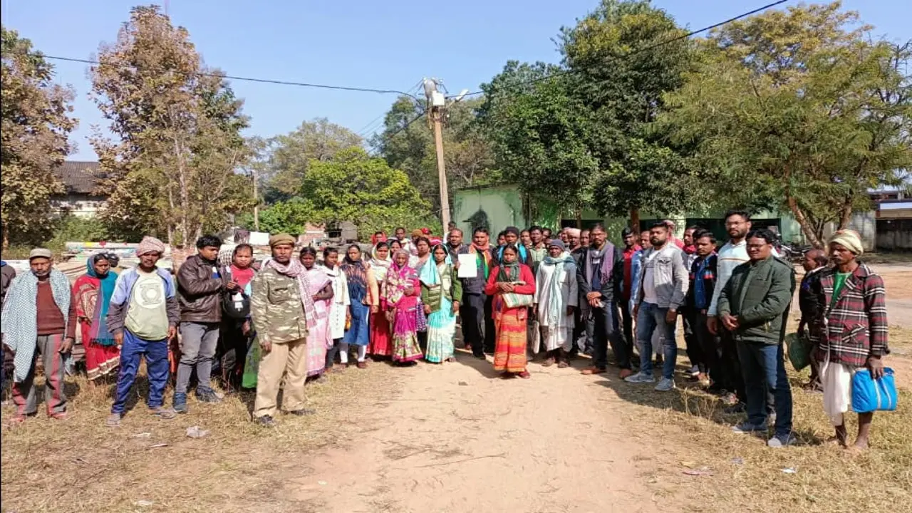 कभी चलती थी गोली, आज नक्सलियों के गढ़ में चला कुदाल, ग्रामीणों ने श्रमदान से बनायी 6 KM कच्ची सड़क