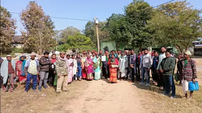 कभी चलती थी गोली, आज नक्सलियों के गढ़ में चला कुदाल, ग्रामीणों ने श्रमदान से बनायी 6 KM कच्ची सड़क