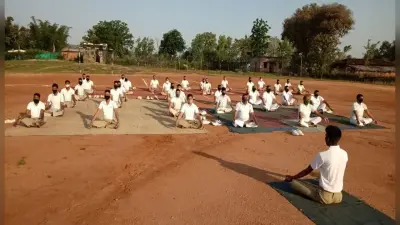 गुमला में सेना के जवान नक्सलियों को हथियार व कोरोना को योगासन से हरा रहे हैं