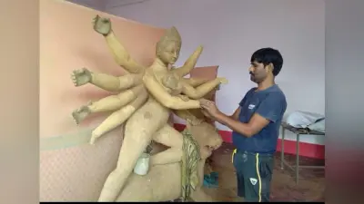 Durga Puja 2020 : कोरोना महामारी के बीच दुर्गा पूजा, स्थानीय मूर्तिकारों को मिल रहा रोजगार