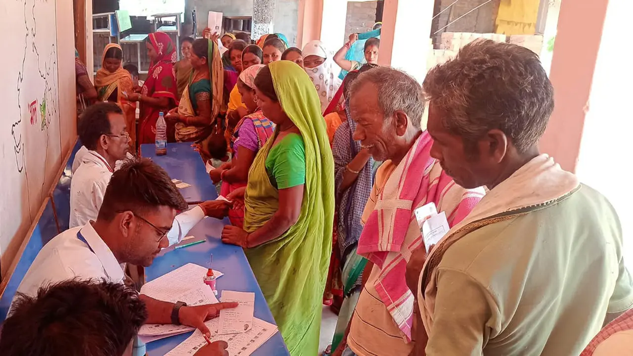 गुमला का गुड़मा गांव, जहां कभी नक्सलियों की बोलती थी तूती, आज ग्रामीणों ने बेखौफ होकर की वोटिंग