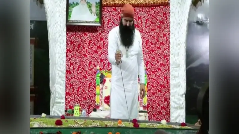 गुरमीत राम रहीम का पैरोल पर दिखा नया अंदाज, बरनावा में तलवार से काटा केक, वीडियो वायरल, सेवादार ने कही ये बात