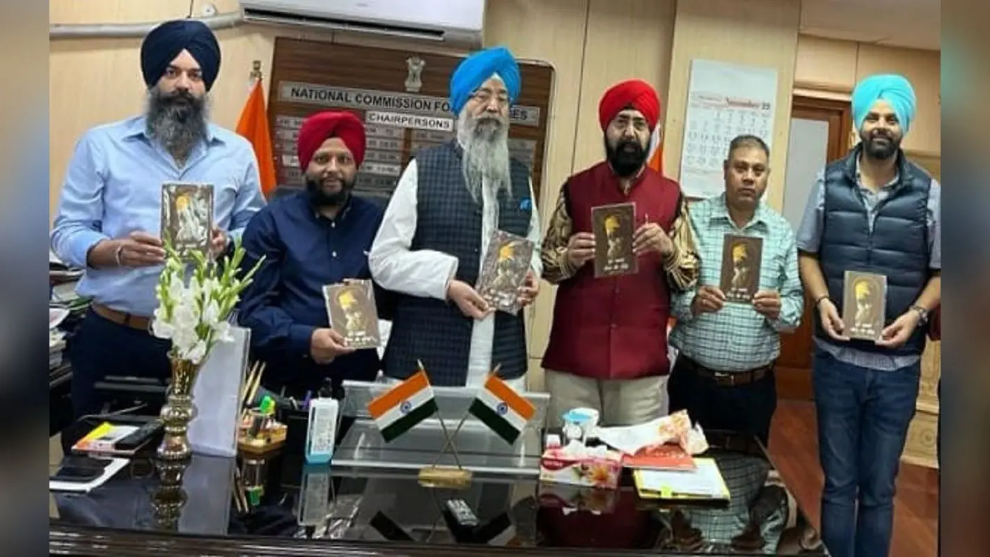 राष्ट्रीय अल्पसंख्यक आयोग के अध्यक्ष इकबाल सिंह लालपुरा ने गुरु नानक जीवन और संदेश पुस्तक का किया विमोचन