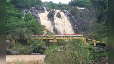पश्चिमी सिंहभूम में इस जगह पिकनिक मनाने दूर-दूर से आते हैं सैलानी, 300 फीट ऊपर से गिरता है झरने का पानी
