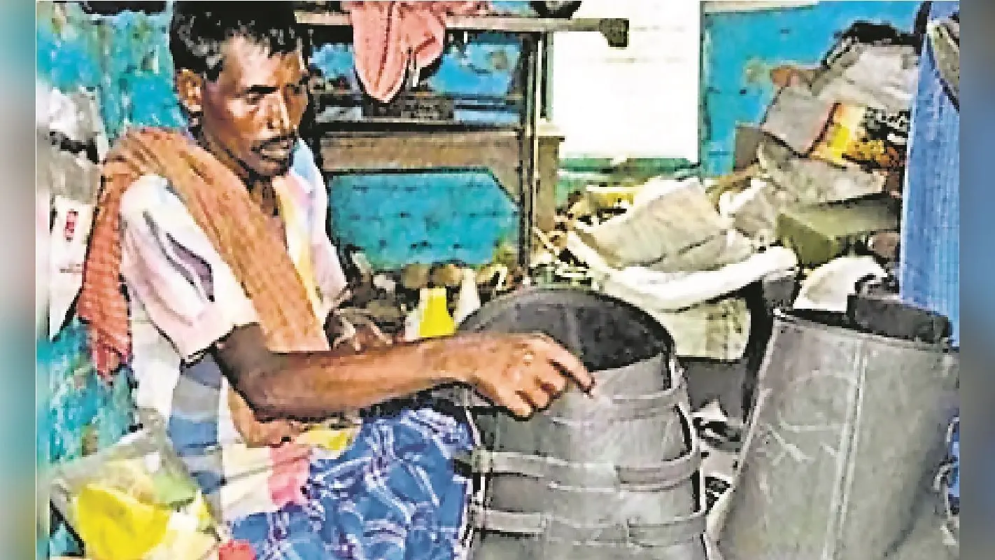 सैनिक की तरह लंबे बूट में सड़कों पर चलते दिखेंगे गजराज, नालंदा के मोरा-पचासा में बन रहे हाथी के जूते