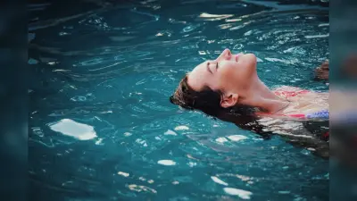 Eyes care tips swimming pool: स्वीमिंग करते समय अपनी आंखों को सुरक्षित कैसे रखें ? जानें बचाव का तरीका