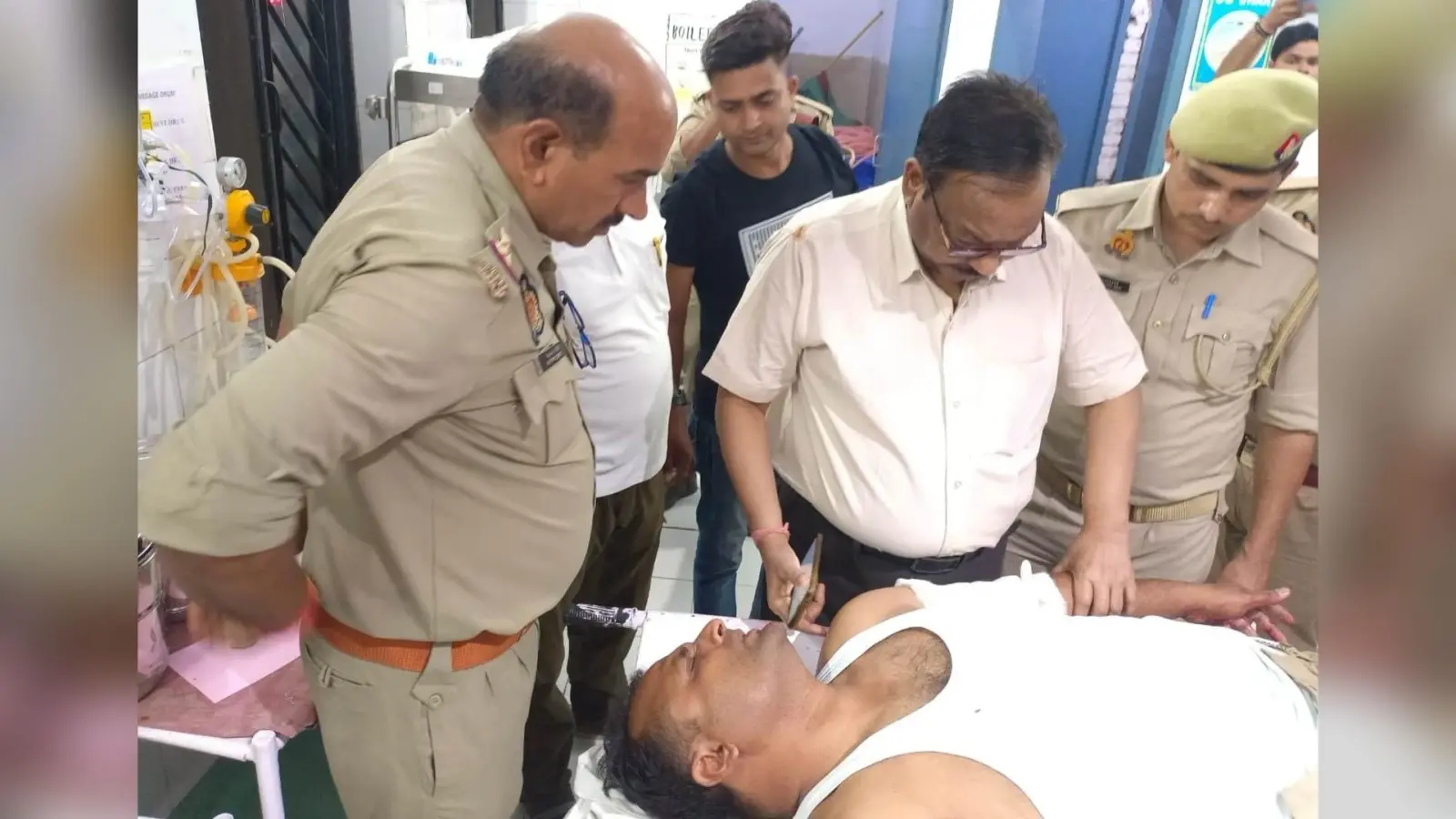 UP: हमीरपुर में दबिश देने गए दारोगा को हिस्ट्रीशीटर ने गोली मारी, हाथ की हड्डी में फंसी बुलेट, जानें मामला