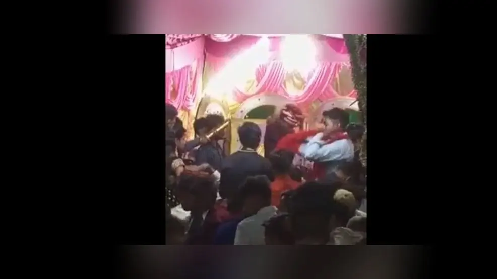 हमीरपुर में दूल्हे ने पहनाई जयमाला, दुल्हन ने कर दी थप्पड़ों की बारिश, वायरल वीडियो को देख लोग हैरान