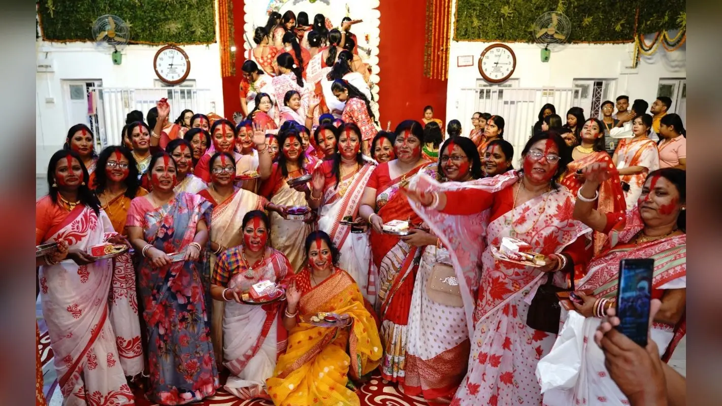 Happy Vijaya Dashami: सिंदूर खेला से लाल हुआ बंगीय दुर्गा बाड़ी प्रांगण, ऐसे दी मां दुर्गा को विदाई