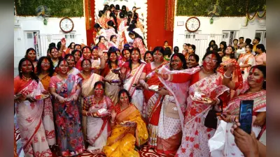 Happy Vijaya Dashami: सिंदूर खेला से लाल हुआ बंगीय दुर्गा बाड़ी प्रांगण, ऐसे दी मां दुर्गा को विदाई