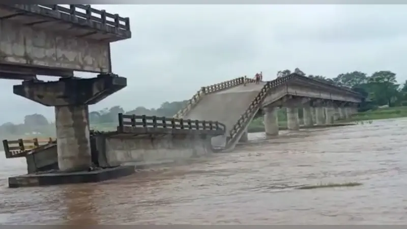 कांची नदी पर घटिया पुल बनाने वाले इंजीनियरों पर कार्रवाई नहीं, निर्माण में खराब मैटेरियल का हुआ इस्तेमाल
