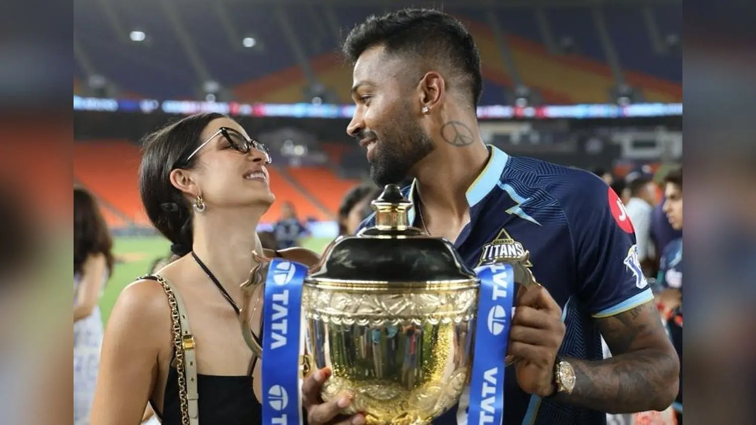 IPL 2022: चैंपियन बनने के बाद हार्दिक पांड्या से लिपटकर रोने लगी पत्नी नताशा, VIDEO आया सामने