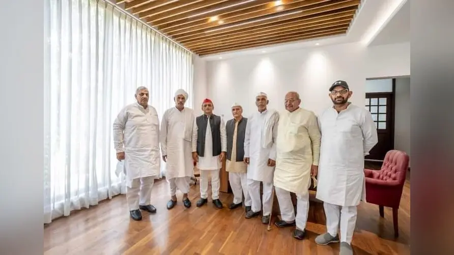 अब पश्चिमी यूपी में प्रियंका गांधी को बड़ा झटका, दिग्गज नेता हरेंद्र मलिक अपने बेटे के साथ ‘साइकल पर सवार’