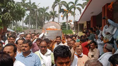 हरिशंकर तिवारी की अंतिम यात्रा में उमड़ी भीड़, 22 वर्षों तक हाता के कब्जे में रही चिल्लूपार विधानसभा सीट