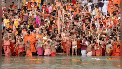 कुंभ के मेले में उड़ रही कोरोना नियमों की धज्जियां, न कोई थर्मल स्क्रीनिंग और चेहरे पर मास्क, लाखों की भीड़ में केवल 102 पॉजिटिव टेस्ट