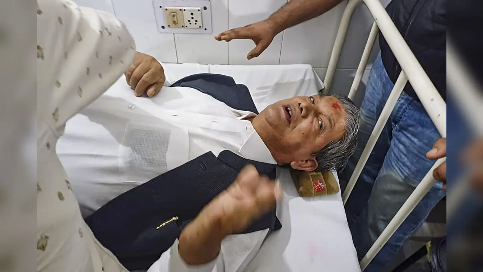 हादसे के शिकार हुए उत्तराखंड के पूर्व सीएम हरीश रावत, डिवाइडर से टकराई कार, जानिए कैसी है हालत