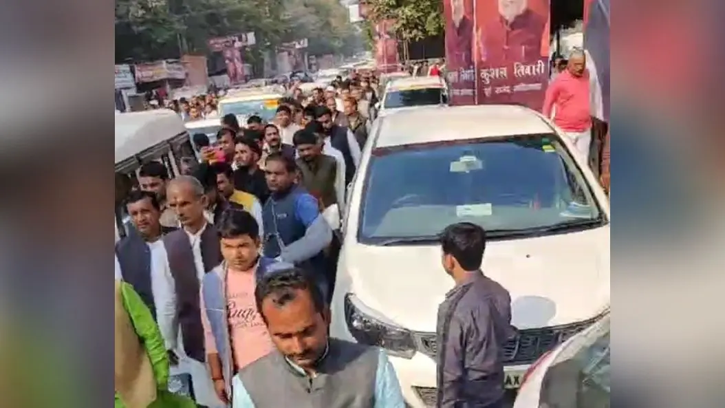 1000 गाड़ियों का काफिला और समर्थकों के साथ सपा दफ्तर पहुंचे ‘तिवारी बंधु’, सीएम योगी के खिलाफ खोला मोर्चा