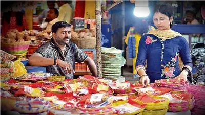Hartalika Teej 2022 : तीज व्रत को लेकर बढ़ी बाजार की रौनक, महिलाओं ने शुरू कर दी खरीदारी