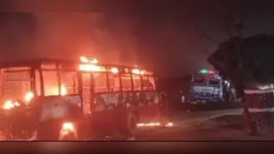 Hathras News: दिल्ली से एटा जा रही रोडवेज बस बनी आग का गोला, यात्रियों ने खिड़कियों से कूदकर बचाई जान
