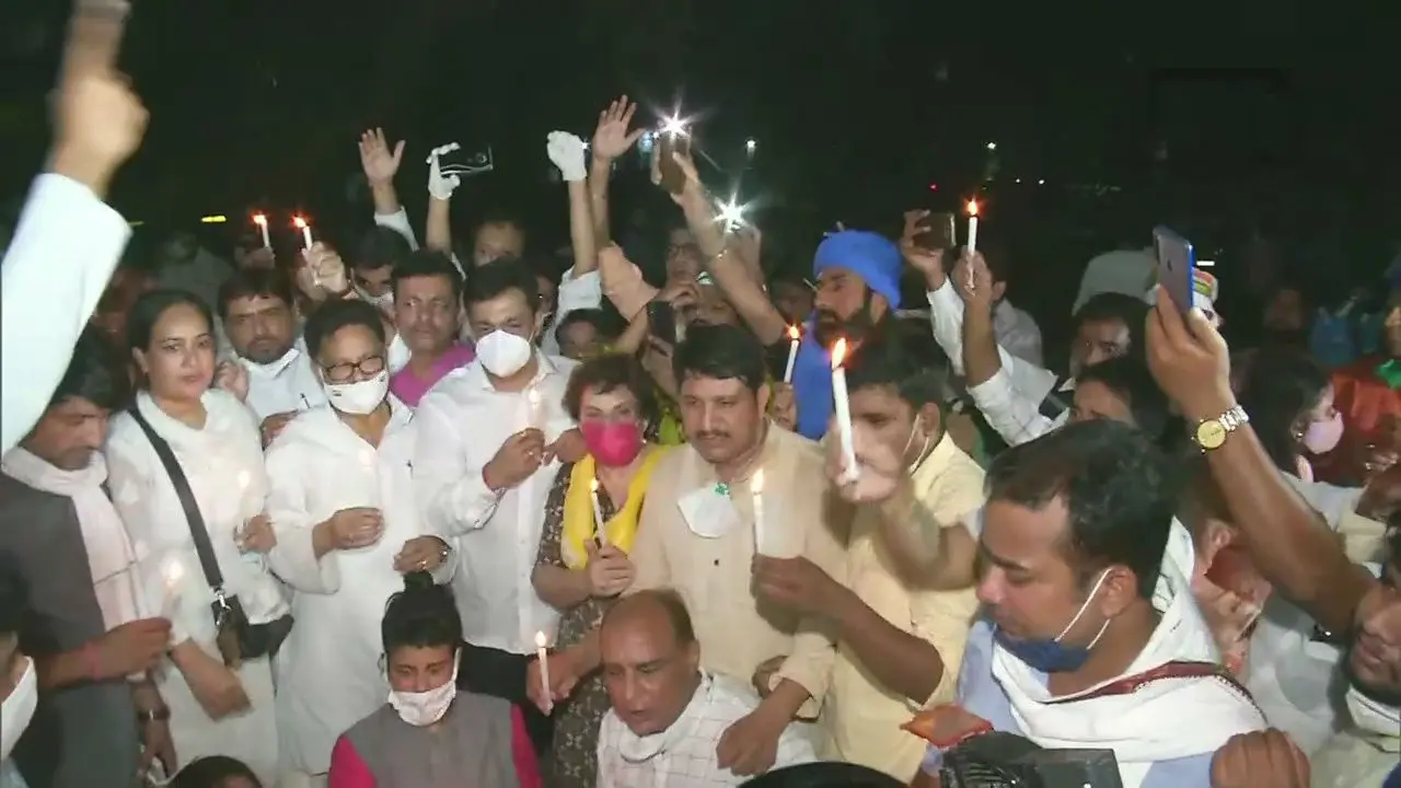 हाथरस कांड : देश भर में फूटा लोगों का गुस्सा, भाई और पिता धरना पर बैठे, कोहली और अक्षय ने न्याय की मांग की