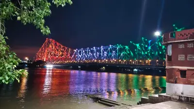 कोरोना से मुकाबला : तिरंगे लाइट की रोशनी से जगमगा उठा हावड़ा ब्रिज